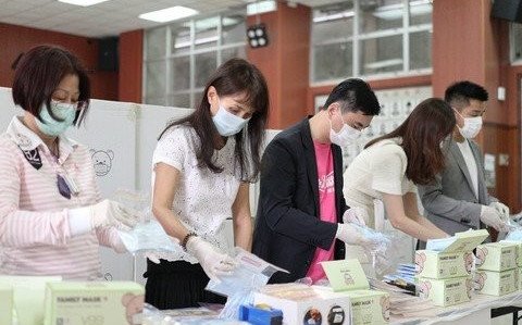 面授復課在即 保良局向屬校學生派發防疫物資